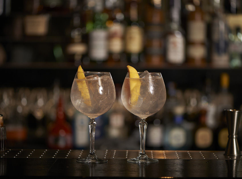 Gin Tonic Cocktail Glas mit Stiel, Onis, SPKSY - 585 ml
